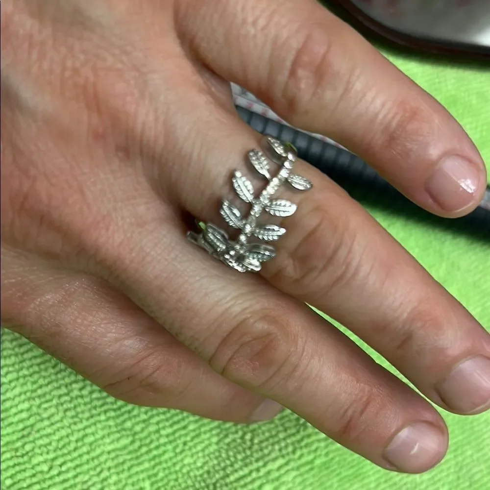 Elegant Silver Leaf Ring